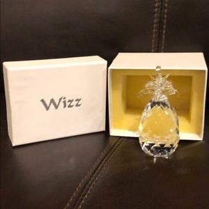 Wizz crytal pineapple with box 3” H